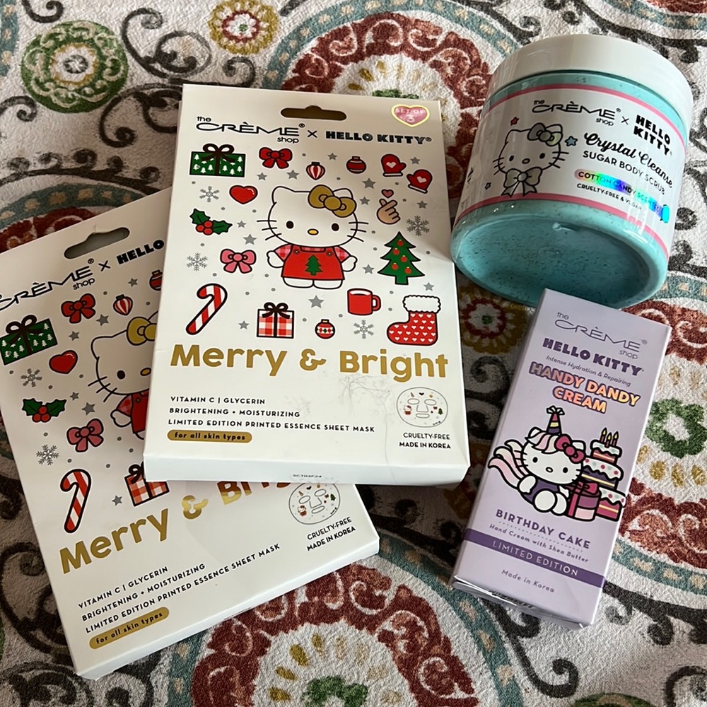 The CREME shop X HELLO KITTY bundle spa set